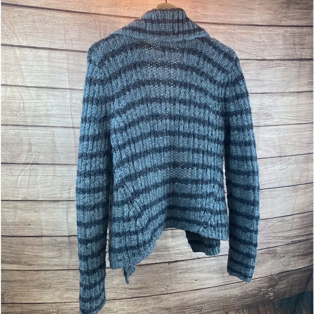 Ladies size medium sweater by Lou and Grey